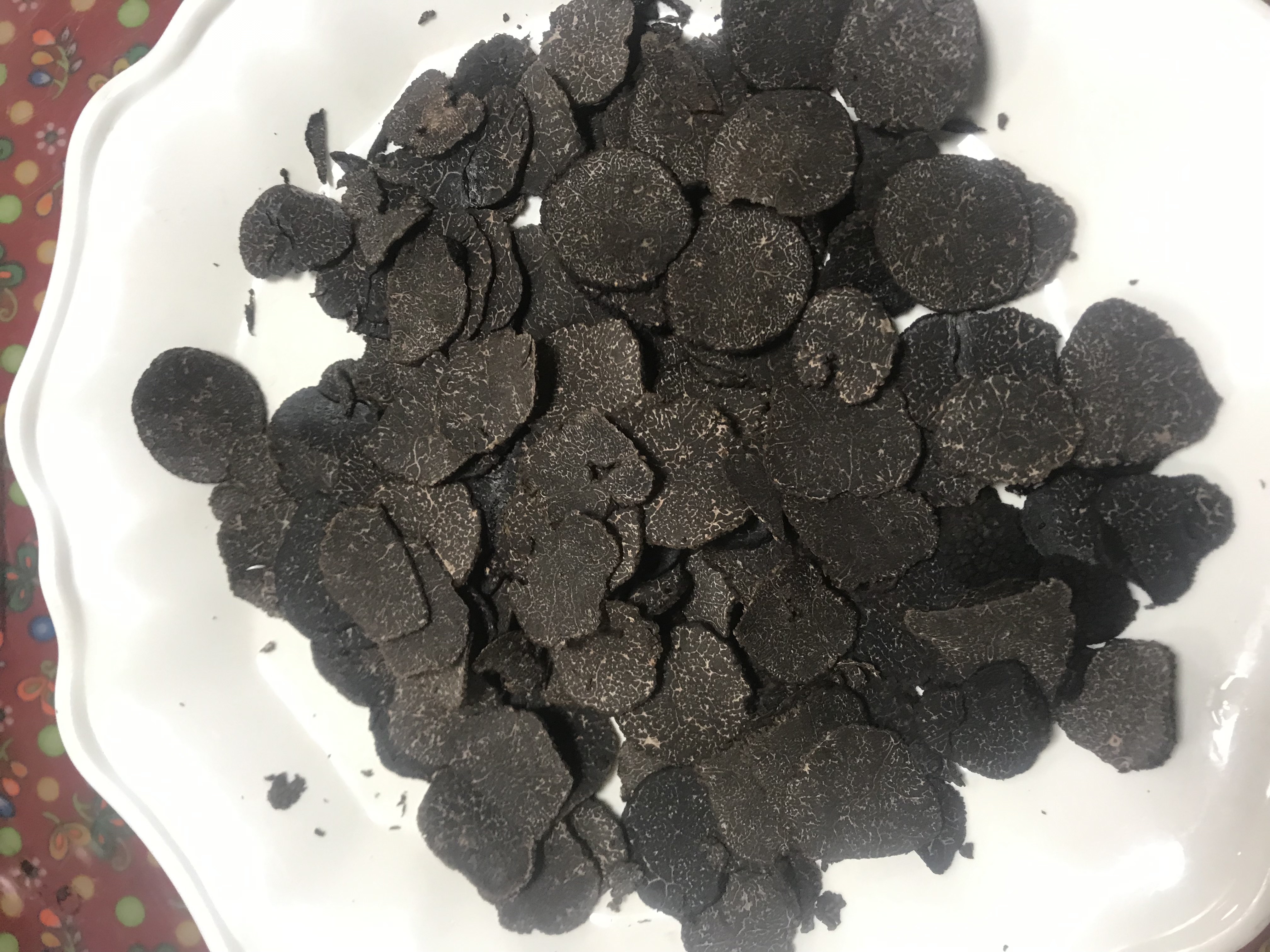 Black truffle sliced for serving